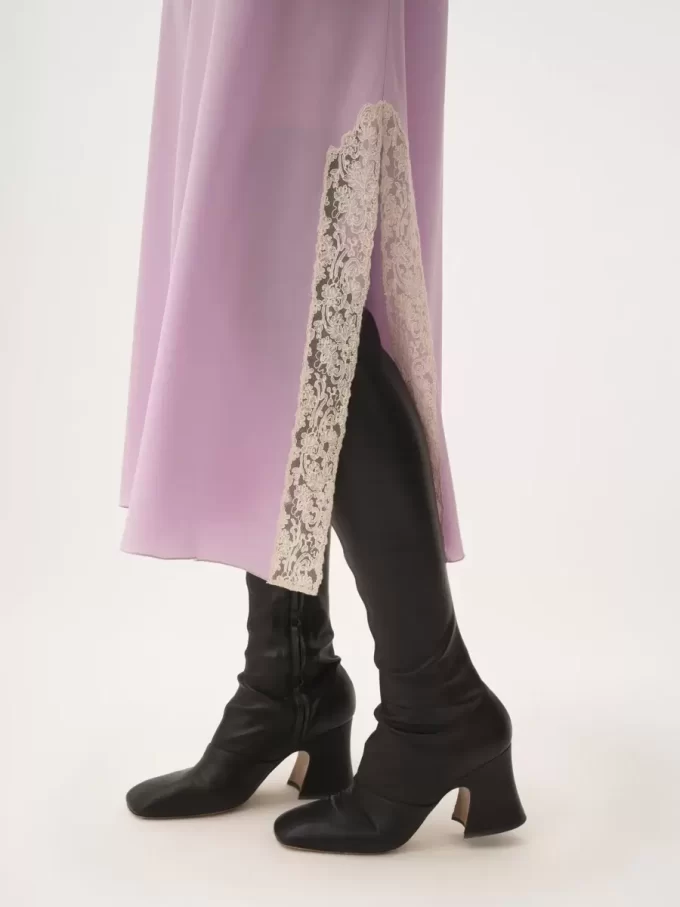 Midikleid mit dünnen Trägern aus Crêpe de Chine und Spitze Midikleid mit dünnen Trägern aus Crêpe de Chine und Spitze