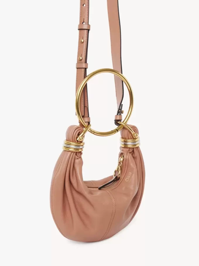 Mini Bracelet Hobo Bag aus genarbtem Leder Mini Bracelet Hobo Bag aus genarbtem Leder