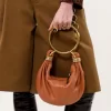 Mini Bracelet Hobo Bag aus genarbtem Leder Mini Bracelet Hobo Bag aus genarbtem Leder