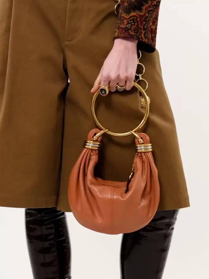 Mini Bracelet Hobo Bag aus genarbtem Leder Mini Bracelet Hobo Bag aus genarbtem Leder