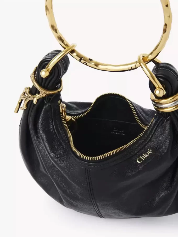 Mini Bracelet Hobo Bag aus genarbtem Leder Mini Bracelet Hobo Bag aus genarbtem Leder