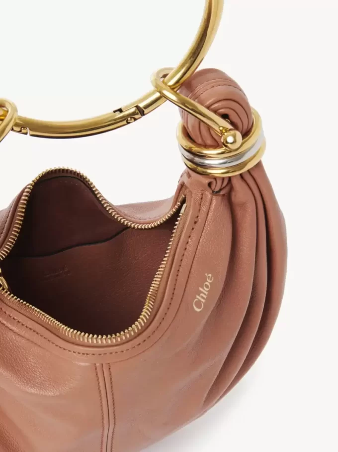 Mini Bracelet Hobo Bag aus genarbtem Leder Mini Bracelet Hobo Bag aus genarbtem Leder