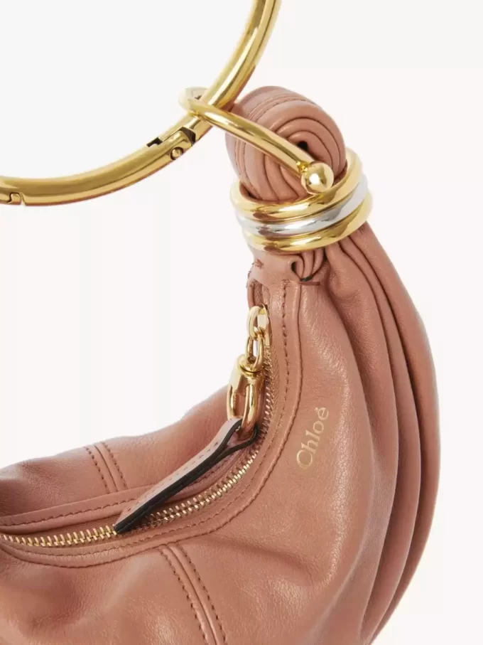 Mini Bracelet Hobo Bag aus genarbtem Leder Mini Bracelet Hobo Bag aus genarbtem Leder