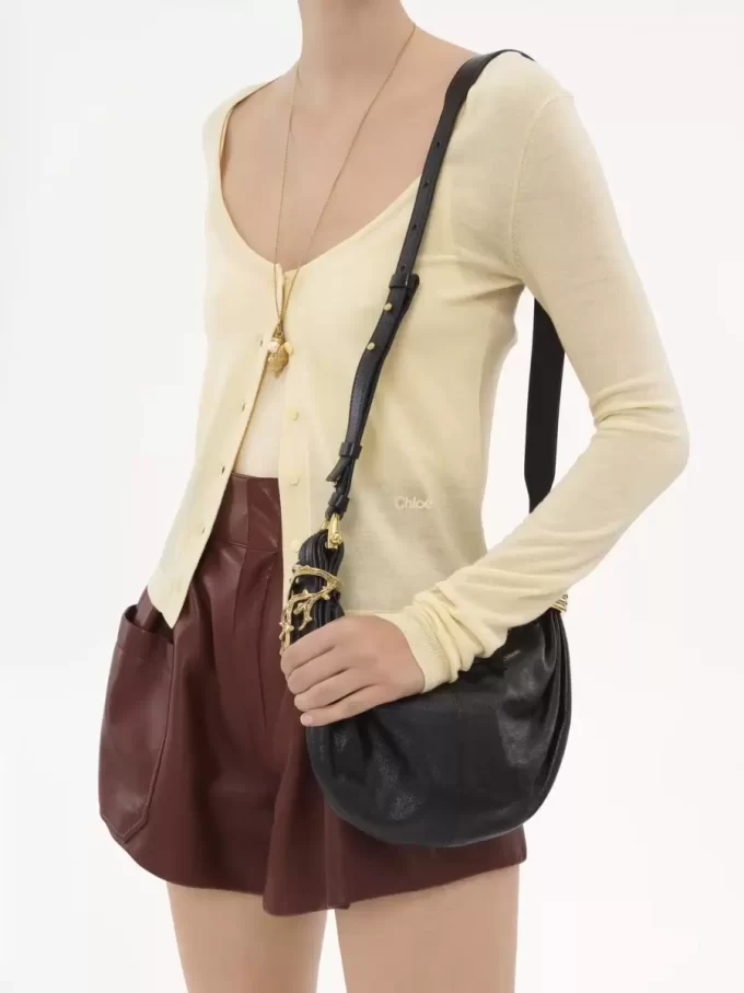 Mini Bracelet Hobo Bag aus genarbtem Leder Mini Bracelet Hobo Bag aus genarbtem Leder