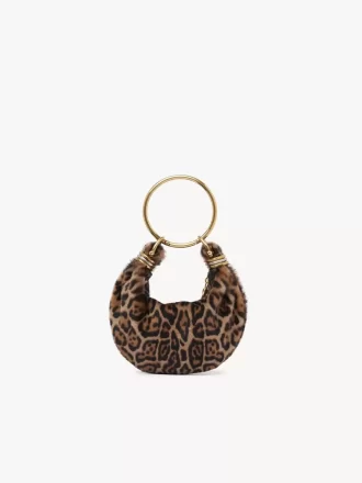 Mini Bracelet Hobo Bag aus Shearling mit Leopardenmuster