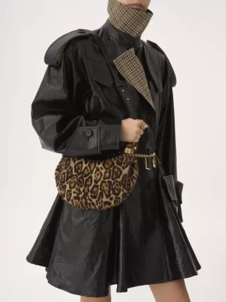 Mini Bracelet Hobo Bag aus Shearling mit Leopardenmuster