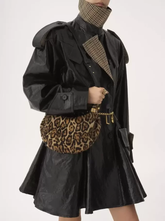 Mini Bracelet Hobo Bag aus Shearling mit Leopardenmuster Mini Bracelet Hobo Bag aus Shearling mit Leopardenmuster