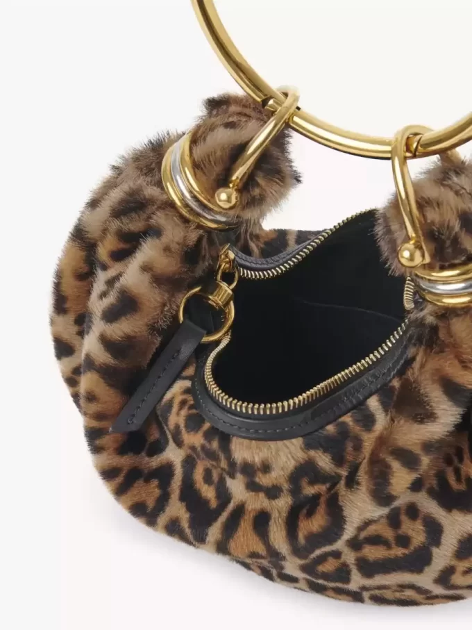 Mini Bracelet Hobo Bag aus Shearling mit Leopardenmuster Mini Bracelet Hobo Bag aus Shearling mit Leopardenmuster