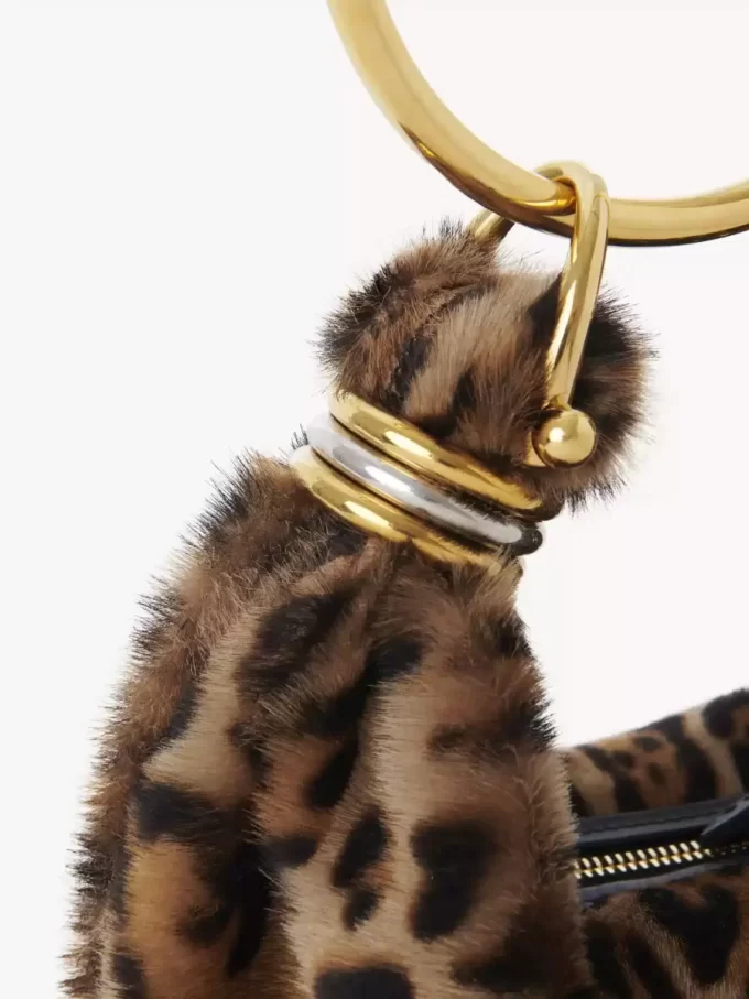 Mini Bracelet Hobo Bag aus Shearling mit Leopardenmuster Mini Bracelet Hobo Bag aus Shearling mit Leopardenmuster