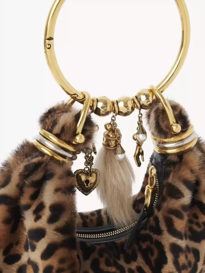 Mini Bracelet Hobo Bag aus Shearling mit Leopardenmuster Mini Bracelet Hobo Bag aus Shearling mit Leopardenmuster