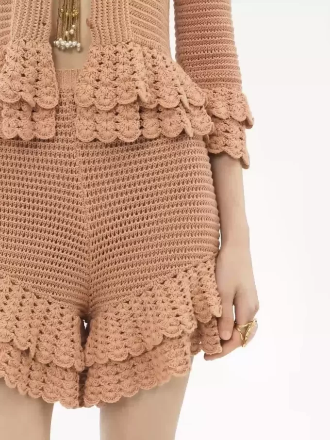 Mini-Shorts mit Rüschen aus Häkelstrick