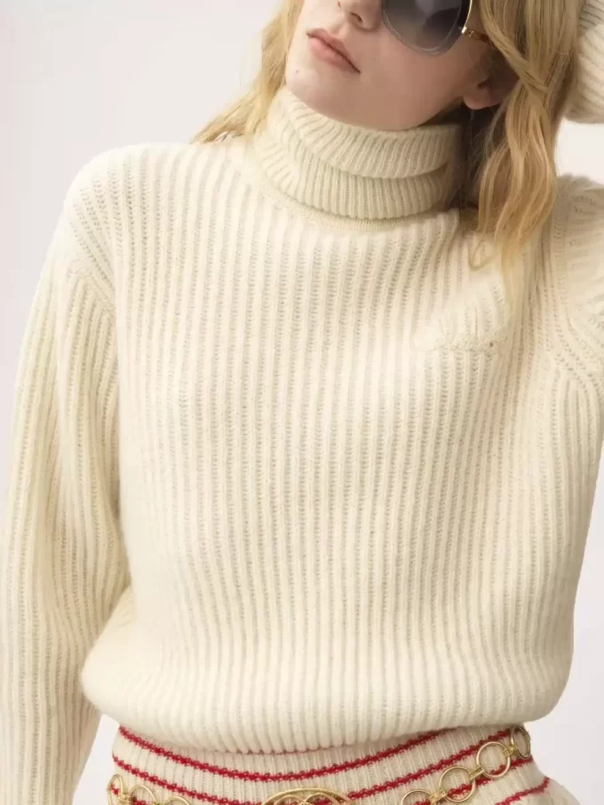 Oversize-Rollkragenpullover mit Logo aus Woll- und Mohairstrick Oversize-Rollkragenpullover mit Logo aus Woll- und Mohairstrick