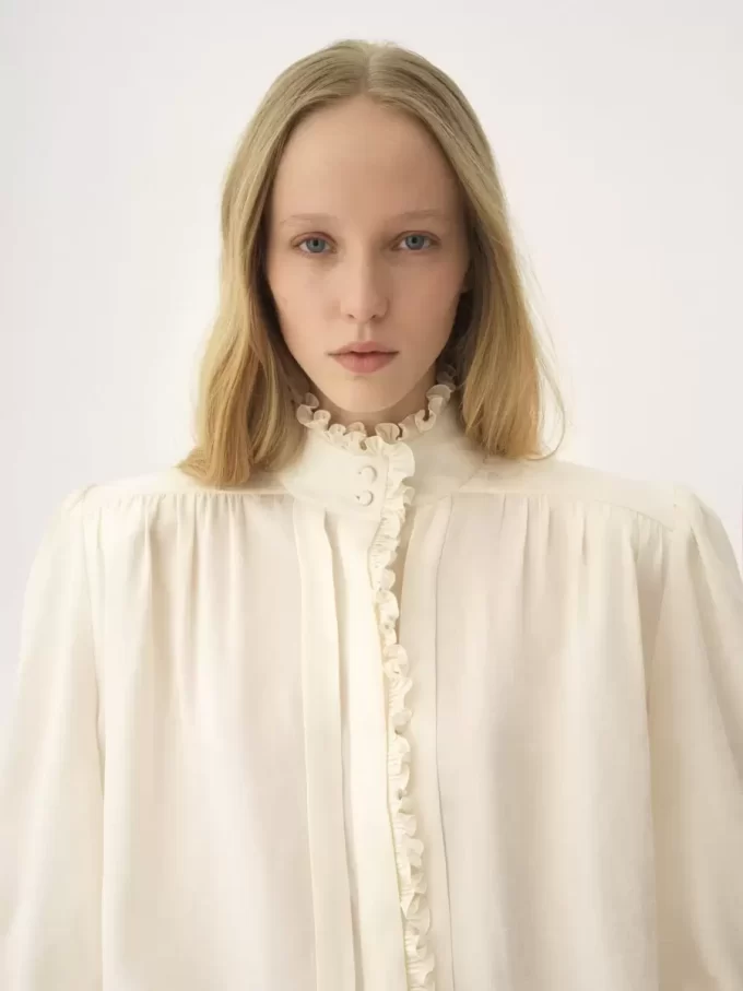 Oversize-Rüschenbluse aus Seidenjacquard Oversize-Rüschenbluse aus Seidenjacquard