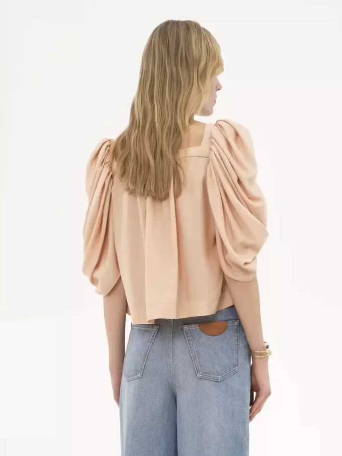 Plissiertes Top mit Puffärmeln aus Seidenpopeline Plissiertes Top mit Puffärmeln aus Seidenpopeline
