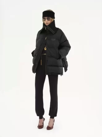 Pufferjacke mit hohem Kragen aus glänzendem Nylon