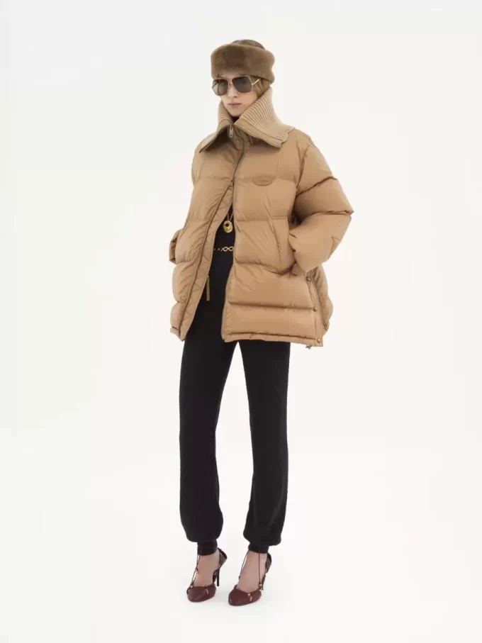 Pufferjacke mit hohem Kragen aus glänzendem Nylon Pufferjacke mit hohem Kragen aus glänzendem Nylon