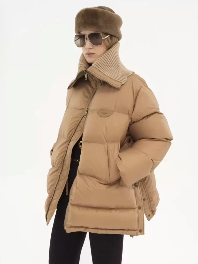 Pufferjacke mit hohem Kragen aus glänzendem Nylon Pufferjacke mit hohem Kragen aus glänzendem Nylon