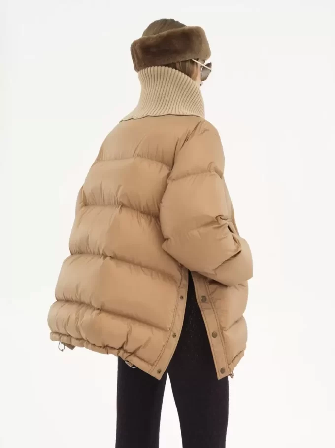 Pufferjacke mit hohem Kragen aus glänzendem Nylon Pufferjacke mit hohem Kragen aus glänzendem Nylon