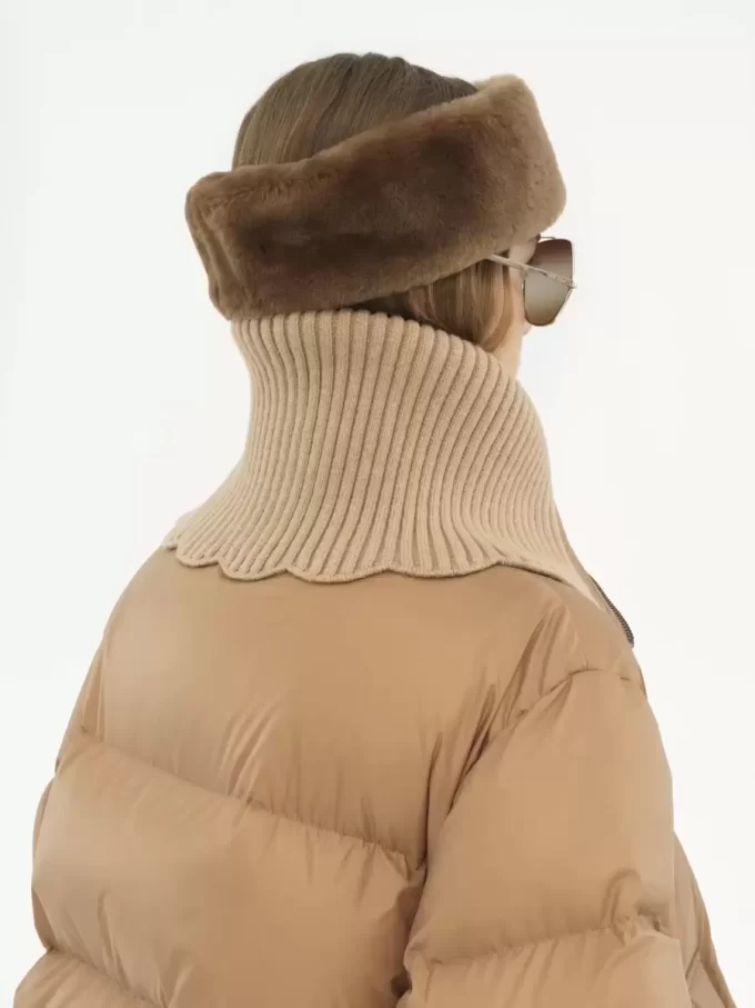 Pufferjacke mit hohem Kragen aus glänzendem Nylon Pufferjacke mit hohem Kragen aus glänzendem Nylon