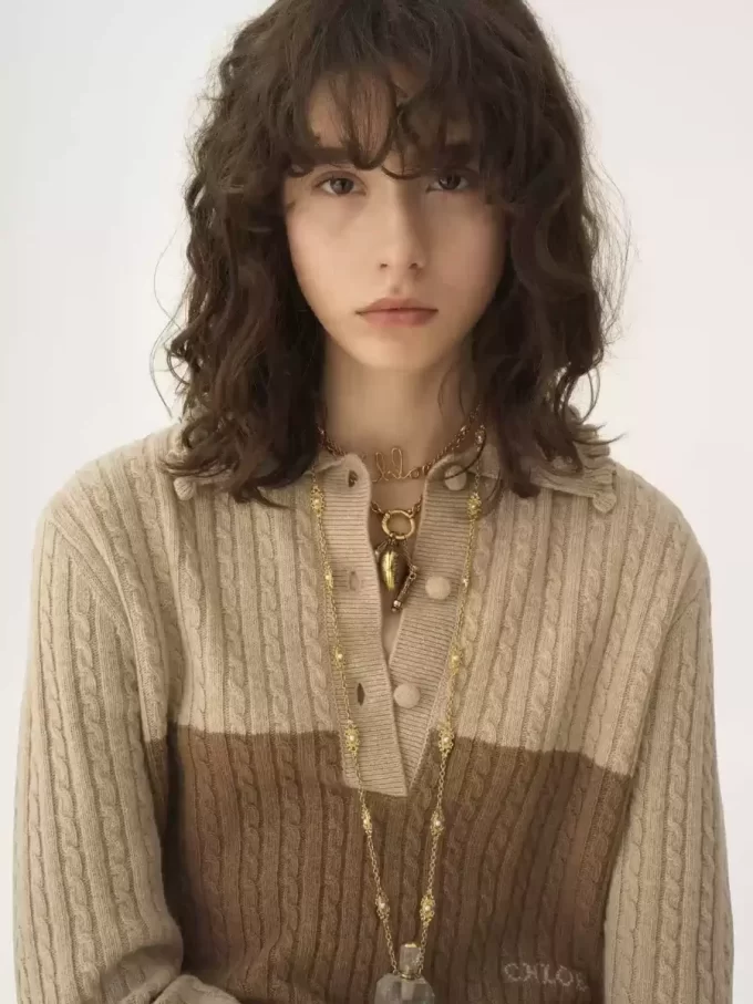 Pullover mit Kragen aus Woll- und Kaschmirstrick Pullover mit Kragen aus Woll- und Kaschmirstrick