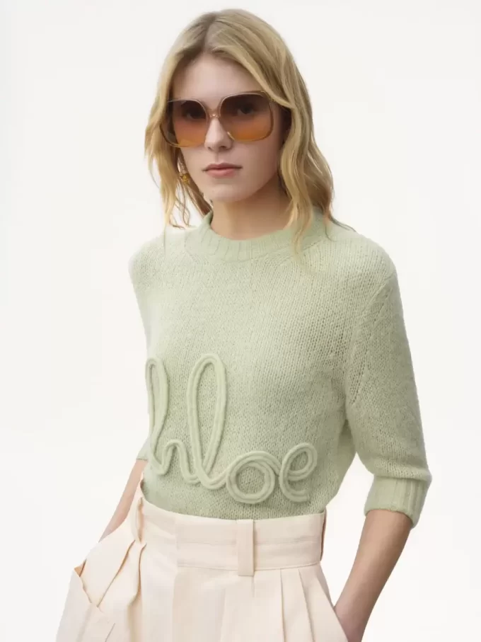 Pullover mit Logo und Ellenbogenärmeln aus Alpakawolle und Seidenstrick Pullover mit Logo und Ellenbogenärmeln aus Alpakawolle und Seidenstrick