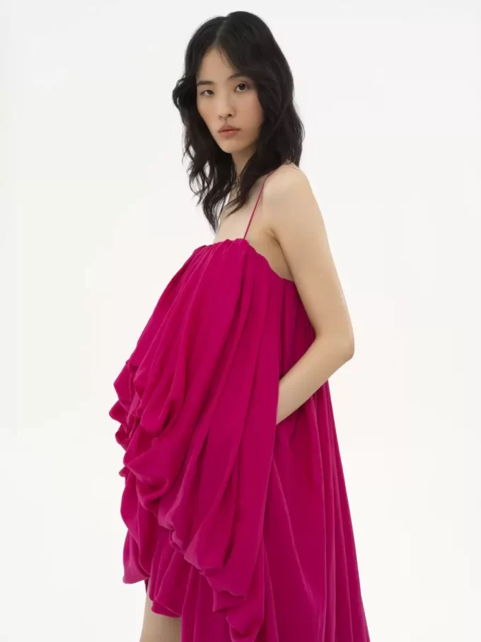 Ärmelloser Jumpsuit mit hohem Bund aus gewaschenem Seidenpongé Ärmelloser Jumpsuit mit hohem Bund aus gewaschenem Seidenpongé
