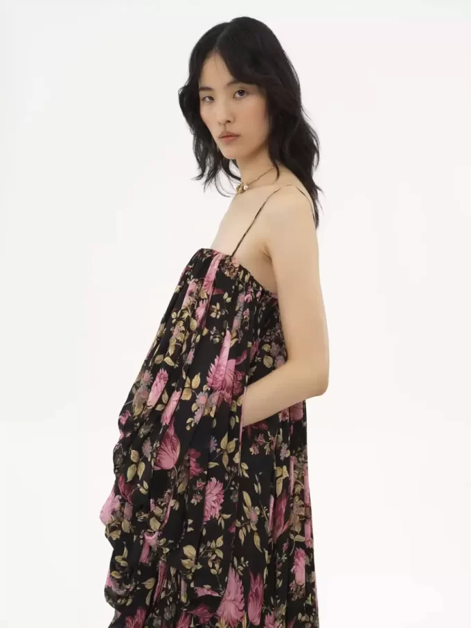 Ärmelloser Jumpsuit mit hohem Bund aus Seidencharmeuse Ärmelloser Jumpsuit mit hohem Bund aus Seidencharmeuse