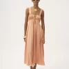 Ärmelloses, gerüschtes langes Kleid aus Seidensatin Ärmelloses, gerüschtes langes Kleid aus Seidensatin