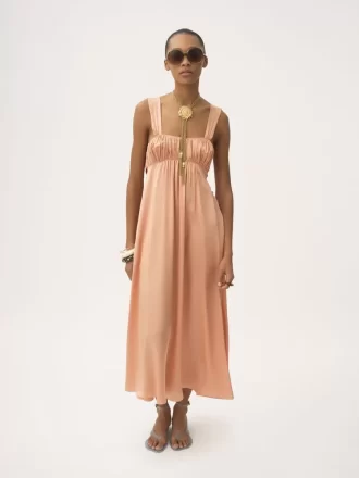 Ärmelloses, gerüschtes langes Kleid aus Seidensatin
