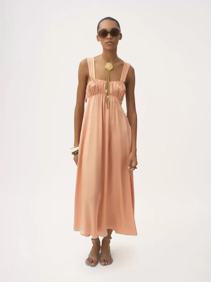 Ärmelloses, gerüschtes langes Kleid aus Seidensatin Ärmelloses, gerüschtes langes Kleid aus Seidensatin