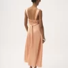 Ärmelloses, gerüschtes langes Kleid aus Seidensatin Ärmelloses, gerüschtes langes Kleid aus Seidensatin
