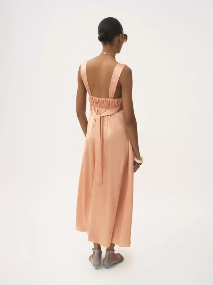 Ärmelloses, gerüschtes langes Kleid aus Seidensatin Ärmelloses, gerüschtes langes Kleid aus Seidensatin