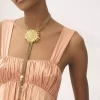 Ärmelloses, gerüschtes langes Kleid aus Seidensatin Ärmelloses, gerüschtes langes Kleid aus Seidensatin