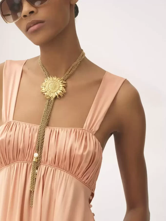 Ärmelloses, gerüschtes langes Kleid aus Seidensatin Ärmelloses, gerüschtes langes Kleid aus Seidensatin