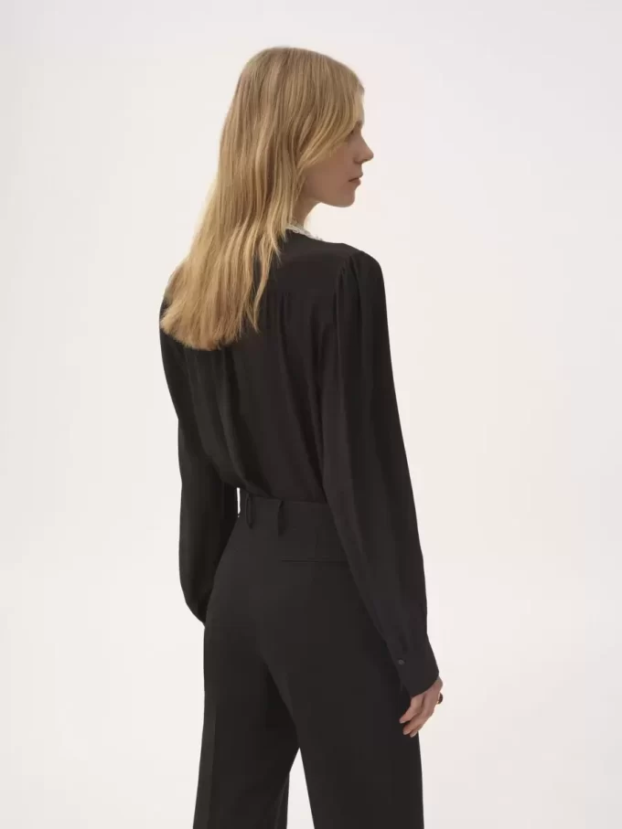 Rüschenbluse aus Crêpe de Chine und Spitze Rüschenbluse aus Crêpe de Chine und Spitze