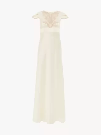 Säulenkleid mit Flügelärmeln aus gewaschenem Seidensatin und Spitze