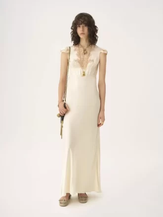 Säulenkleid mit Flügelärmeln aus gewaschenem Seidensatin und Spitze