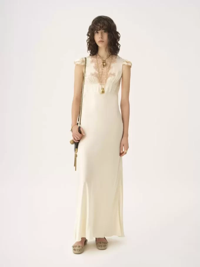 Säulenkleid mit Flügelärmeln aus gewaschenem Seidensatin und Spitze Säulenkleid mit Flügelärmeln aus gewaschenem Seidensatin und Spitze