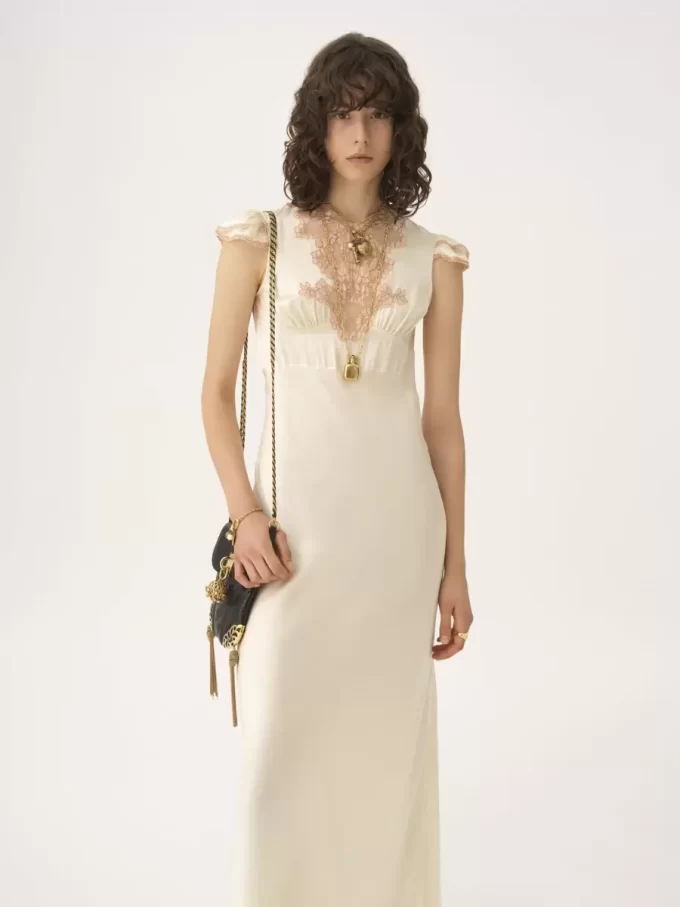 Säulenkleid mit Flügelärmeln aus gewaschenem Seidensatin und Spitze Säulenkleid mit Flügelärmeln aus gewaschenem Seidensatin und Spitze