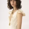 Säulenkleid mit Flügelärmeln aus gewaschenem Seidensatin und Spitze Säulenkleid mit Flügelärmeln aus gewaschenem Seidensatin und Spitze