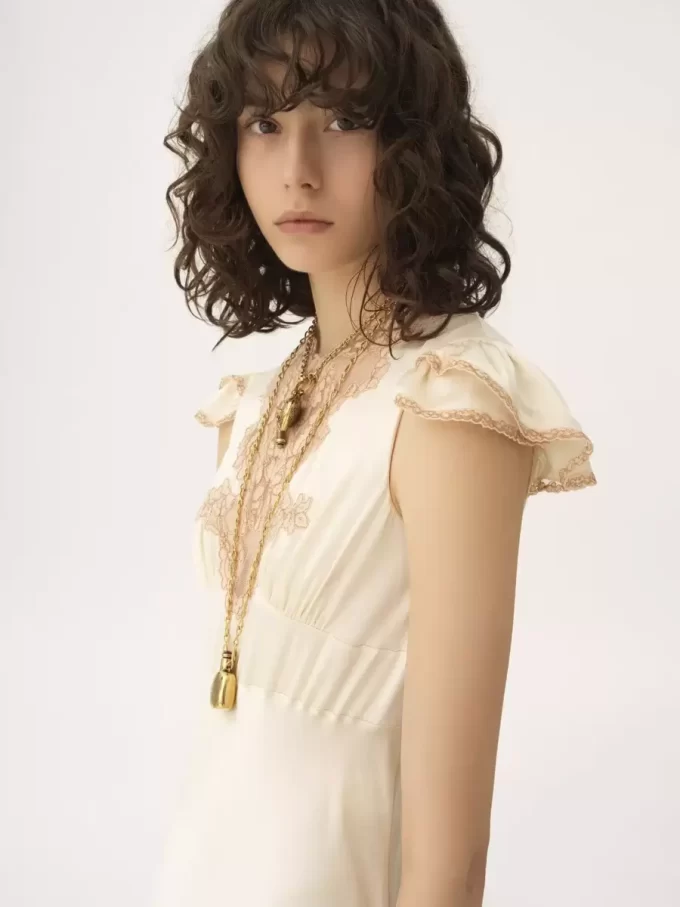 Säulenkleid mit Flügelärmeln aus gewaschenem Seidensatin und Spitze Säulenkleid mit Flügelärmeln aus gewaschenem Seidensatin und Spitze