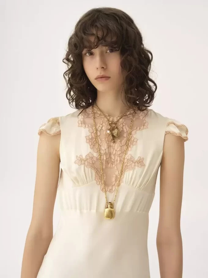 Säulenkleid mit Flügelärmeln aus gewaschenem Seidensatin und Spitze Säulenkleid mit Flügelärmeln aus gewaschenem Seidensatin und Spitze
