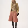 Taillierte Jacke mit U-Ausschnitt aus Leder Taillierte Jacke mit U-Ausschnitt aus Leder