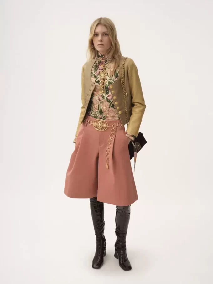 Taillierte Jacke mit U-Ausschnitt aus Leder Taillierte Jacke mit U-Ausschnitt aus Leder