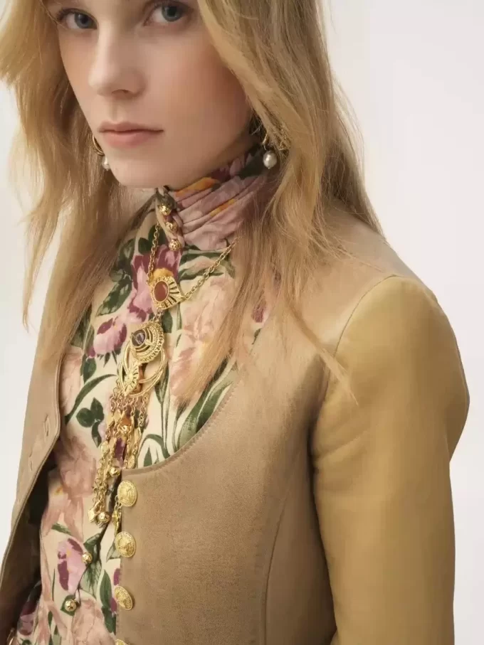 Taillierte Jacke mit U-Ausschnitt aus Leder Taillierte Jacke mit U-Ausschnitt aus Leder
