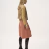 Taillierte Jacke mit U-Ausschnitt aus Leder Taillierte Jacke mit U-Ausschnitt aus Leder