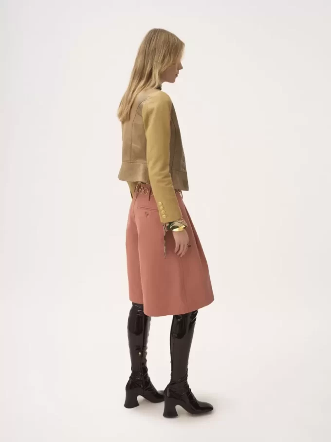 Taillierte Jacke mit U-Ausschnitt aus Leder Taillierte Jacke mit U-Ausschnitt aus Leder