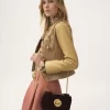 Taillierte Jacke mit U-Ausschnitt aus Leder Taillierte Jacke mit U-Ausschnitt aus Leder