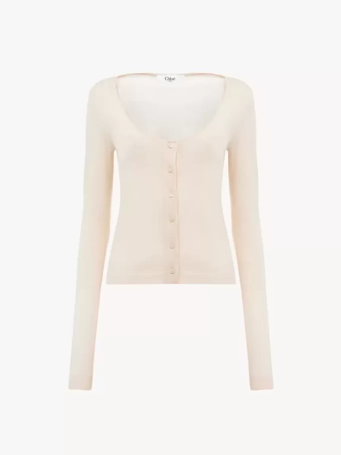 Taillierte Strickjacke mit U-Ausschnitt aus superfeinem Wollstrick Taillierte Strickjacke mit U-Ausschnitt aus superfeinem Wollstrick