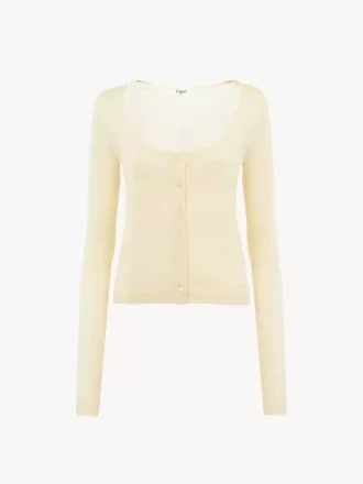 Taillierte Strickjacke mit U-Ausschnitt aus superfeinem Wollstrick Taillierte Strickjacke mit U-Ausschnitt aus superfeinem Wollstrick